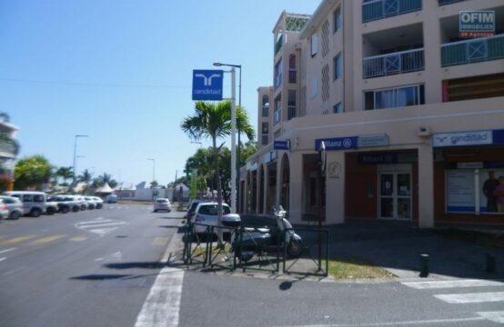 OFIM-immobilier-ouest-Location-Local-commercial-PORT-a-louer-local-professionnel-au-Port-centre-ville-parking-proche-commerces-écoles-vue-mer-montagne-bonne-visibilité-Réunion
