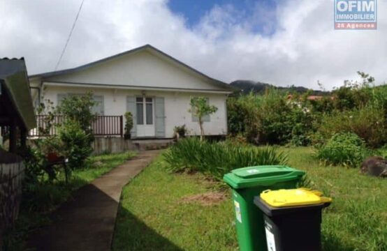 a- vendre-proche- commerce-proche-école-parking-avirons-chambre-cuisine-indépendante-salon-salle-d'eau-maison-tevelave-avirons-villa