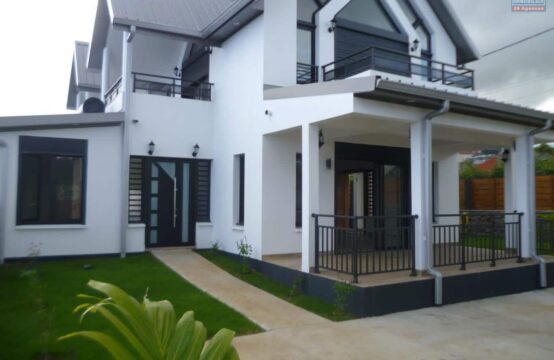 Ofim-à-loue-location-proche-commerces-proche-écoles-vue-mer-vue-montagne-parking-maison-cuisine-bien-équipée-salon-chambres-salle-de-bain-privé-douche-varangue-terrasses-jardin-cour-superbe-villa-magnifique -saline-les-hauts-rez-de-chaussée