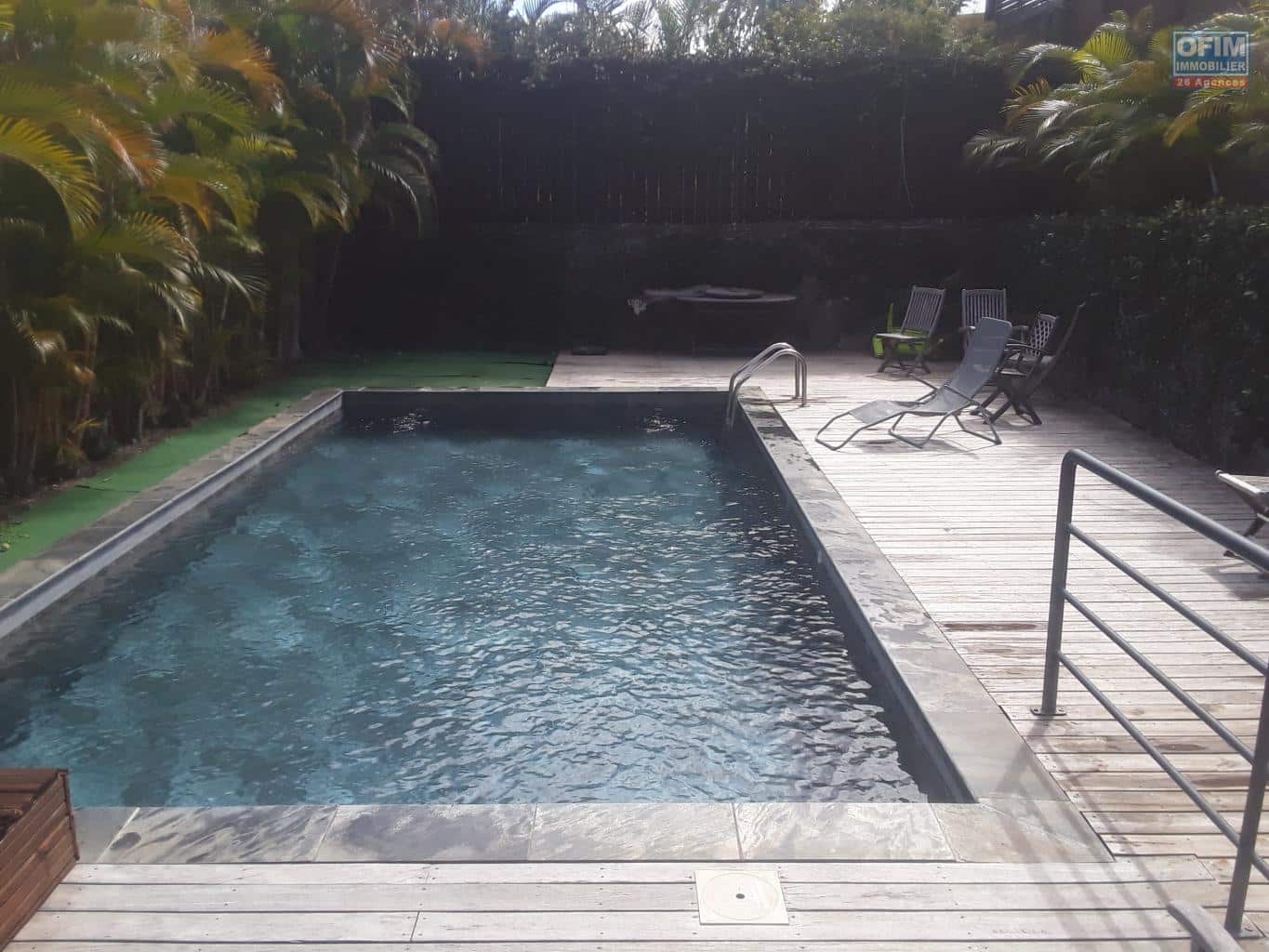 ofim-en-vente-à-vendre-appartement-rez-du-jardin- proche-plage-parking-chambres-résidence-sécurisée-piscine-salon-cuisisne-américaine-équipée-chambres-climatisées-placard-salle-d'eau-douche-italienne- varangue-jardin-saline-les-bains-réunion