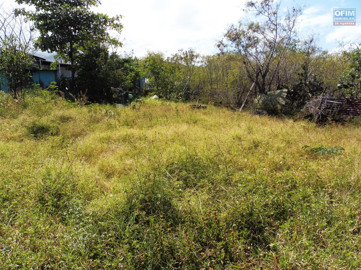 ofim-à-vendre-en-vente-proche-de-la-plage-proche-commerces-vue-montagne-terrain-plat-cloture-borné-quartier-bois-secteur-calme-accessible-proximité-mer-saint-leu