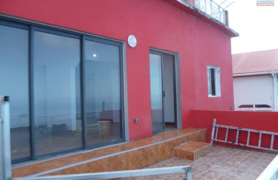 ofim-à-louer-appartement-proche-commerces-proche-écoles-vue-mer-vue-montagne-logement spacieux-grande-terrasse-vue-océan-calme-cuisisne-aménagée-salon-salle-à-manger-salle-de-bain-toilette-chambre-trois-bassins