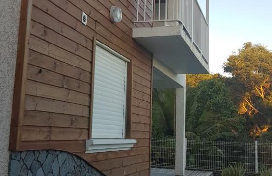 OFIM-Saint-Leu-à-louer-une-villa-F3-en-duplex-avec-cuisine-aménagée-cellier-séjour-varangue-jardin-salle-d'eau-quartier-calme-avec-vue-mer-et-montagne-à-Piton-Saint-Leu