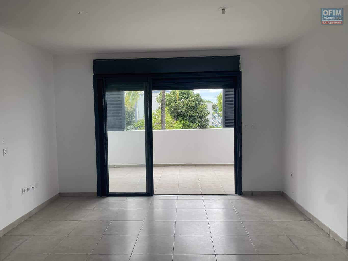 OFIM-Réunion-ouest-en-vente-un-bel-appartement-neuf-T4-situé-dans-une-résidence-sécurisée-calme-au-deuxième-étage-secteur-paisible-varangue-grandes-chambres-séjour-lumineux-cuisine-équipée-parkings-vue-sur-la-ville-à-la-Possession