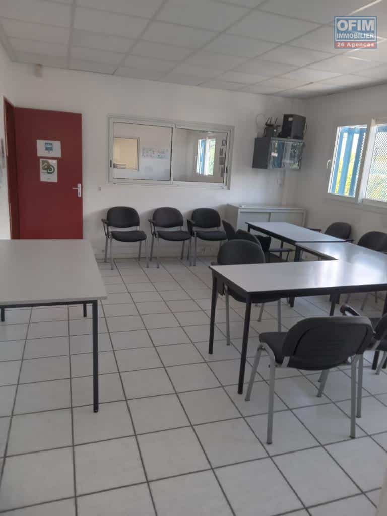 Agences-ouest-à-louer-local-situé-dans-la-zone-commercial-savanna