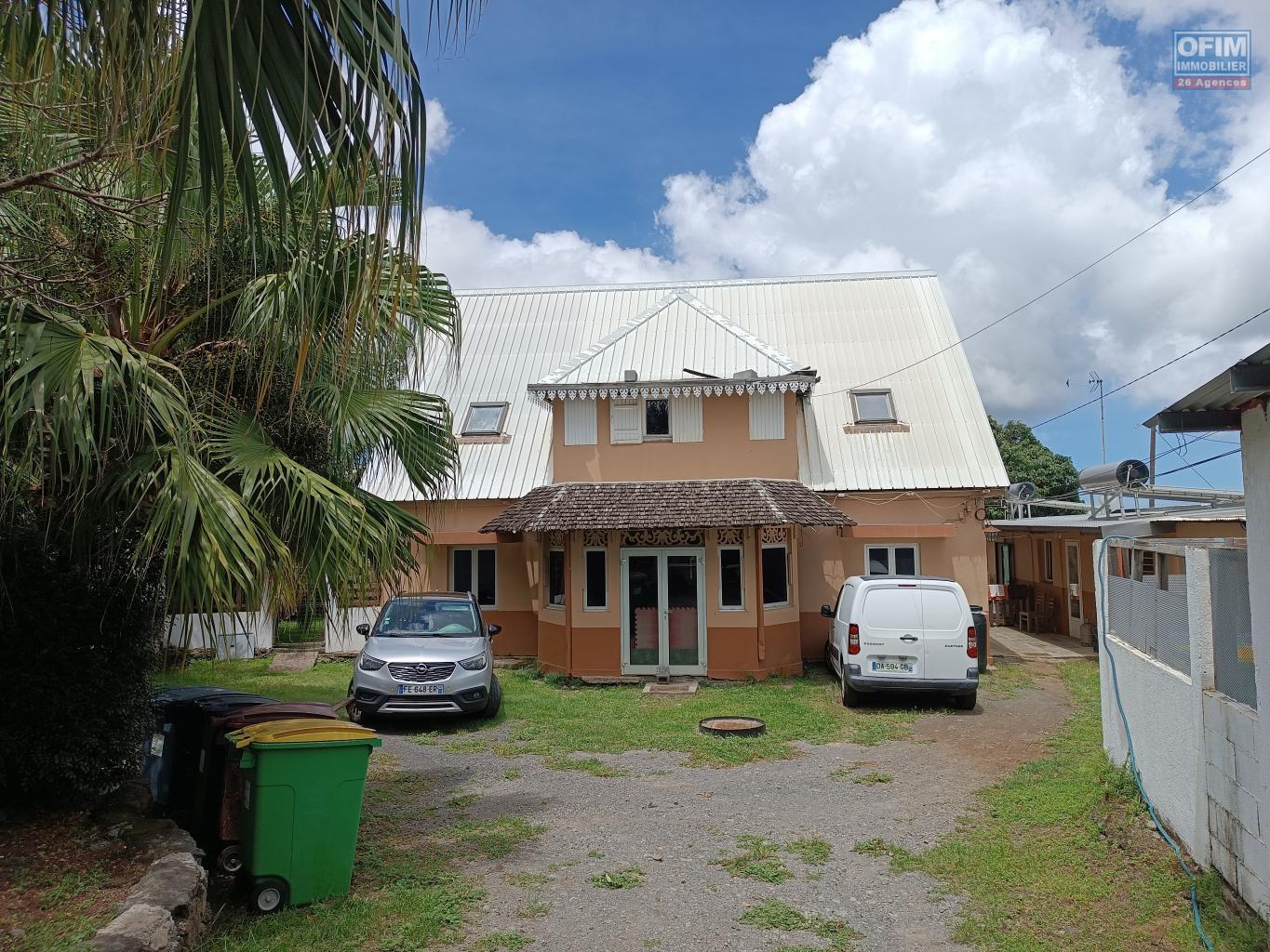 Saint-Gilles-Les-Hauts-à-vendre-maison-F9-idéale-pour-création-locaux-professionnels-ou-location-meublées