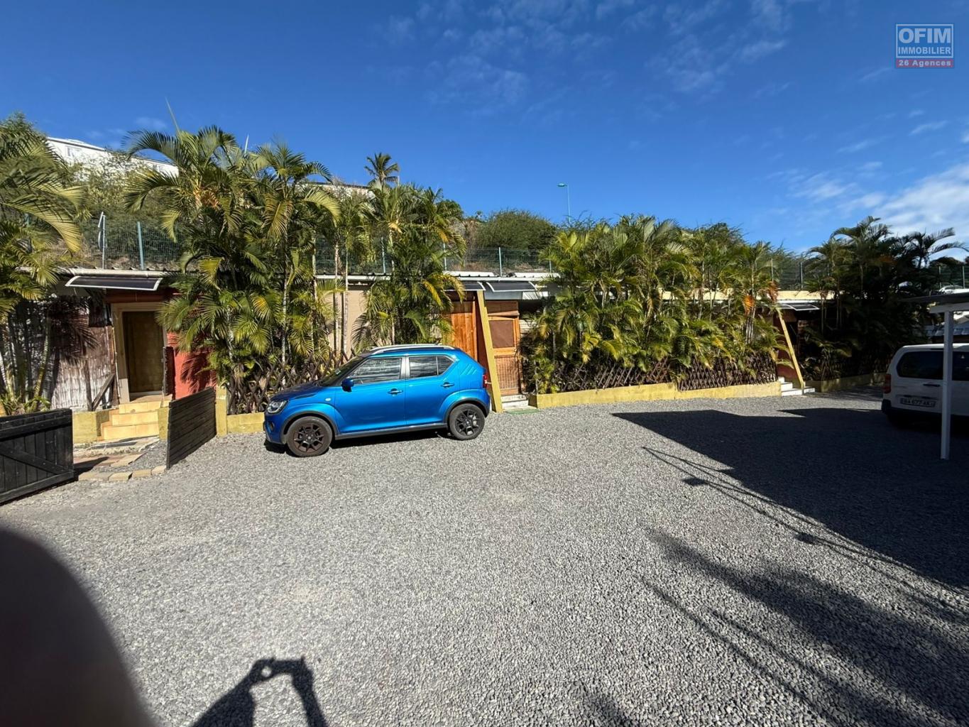 Ofim-immobilier-reunion-a-vendre-un-immeuble-plus-parcelle-avec-7-bungalows-climatise-situe-proche-du-port-plage-et-commerces-de-saint-gilles-les-bains