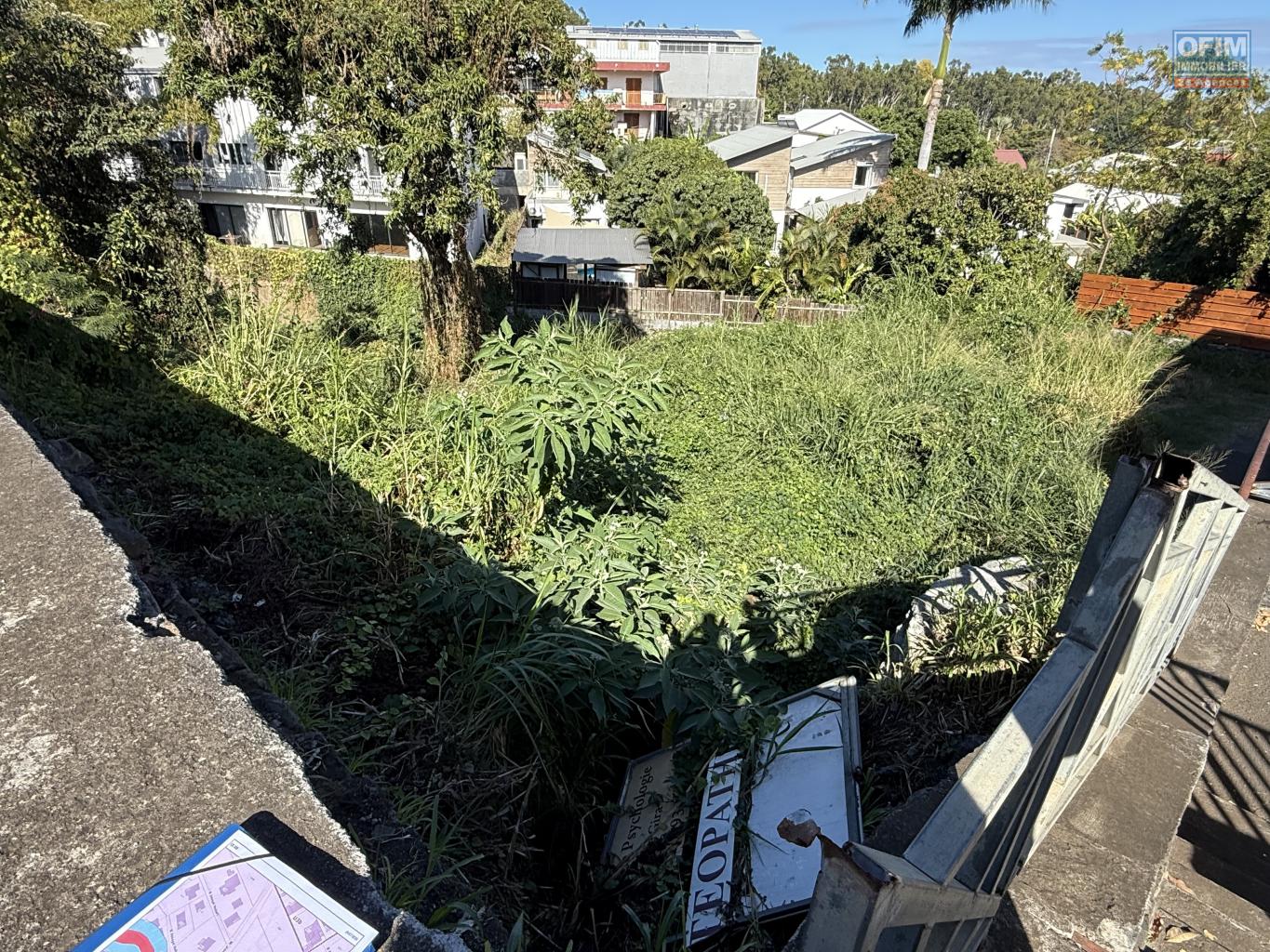 Ofim-immobilier-reunion-a-vendre-un-terrain-de-337m2-proche-commerces-et-ecoles-au-centre-ville-de-saint-gilles-les-hauts