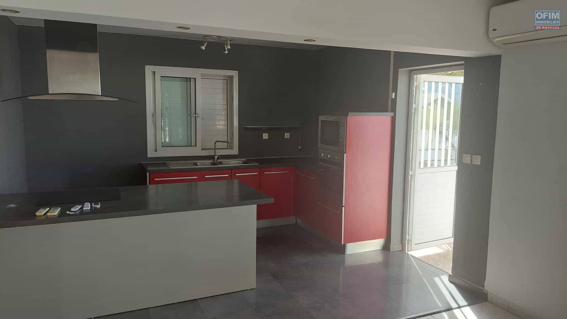 F4-avec-une-cuisine-ouverte-aménagée-équipée-interieure-en-plus-de-la-cuisine-exterieure