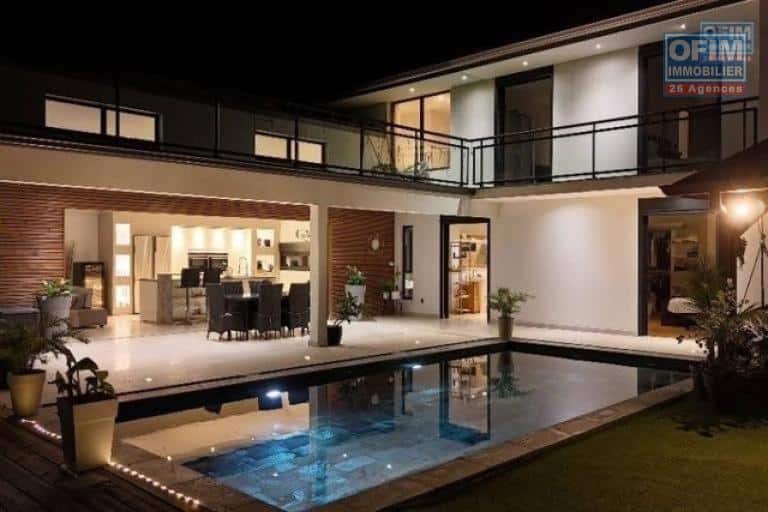 À vendre villa contemporaine avec bungalow indépendant, piscine et vue mer sur un terrain de 522 m2 située à Sans-Souci dans les mi-hauteurs recherchées de Saint-Paul Réunion